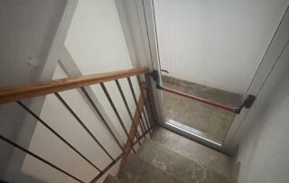 Instalacion de cerramiento en escalera diseño de puerta con cristales opacos