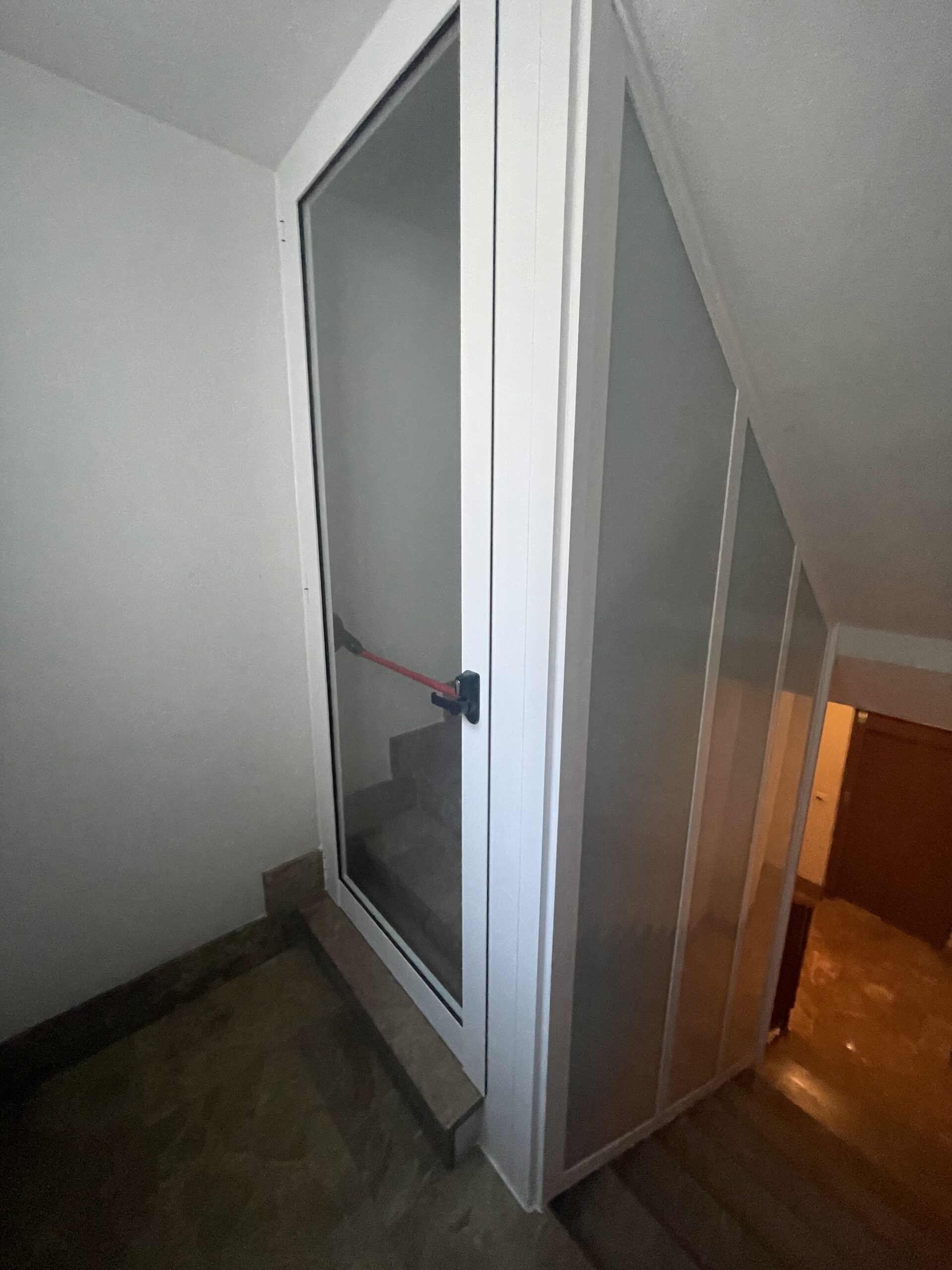 Instalacion de cerramiento en escalera diseño de puerta con cristales opacos