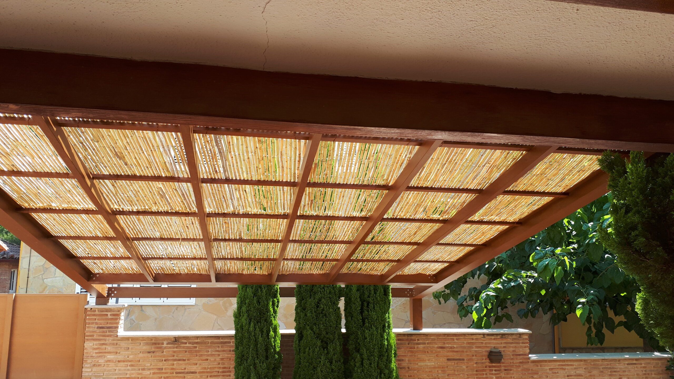 Toldo para exteriores y locales veraniegos de material de techo de paja