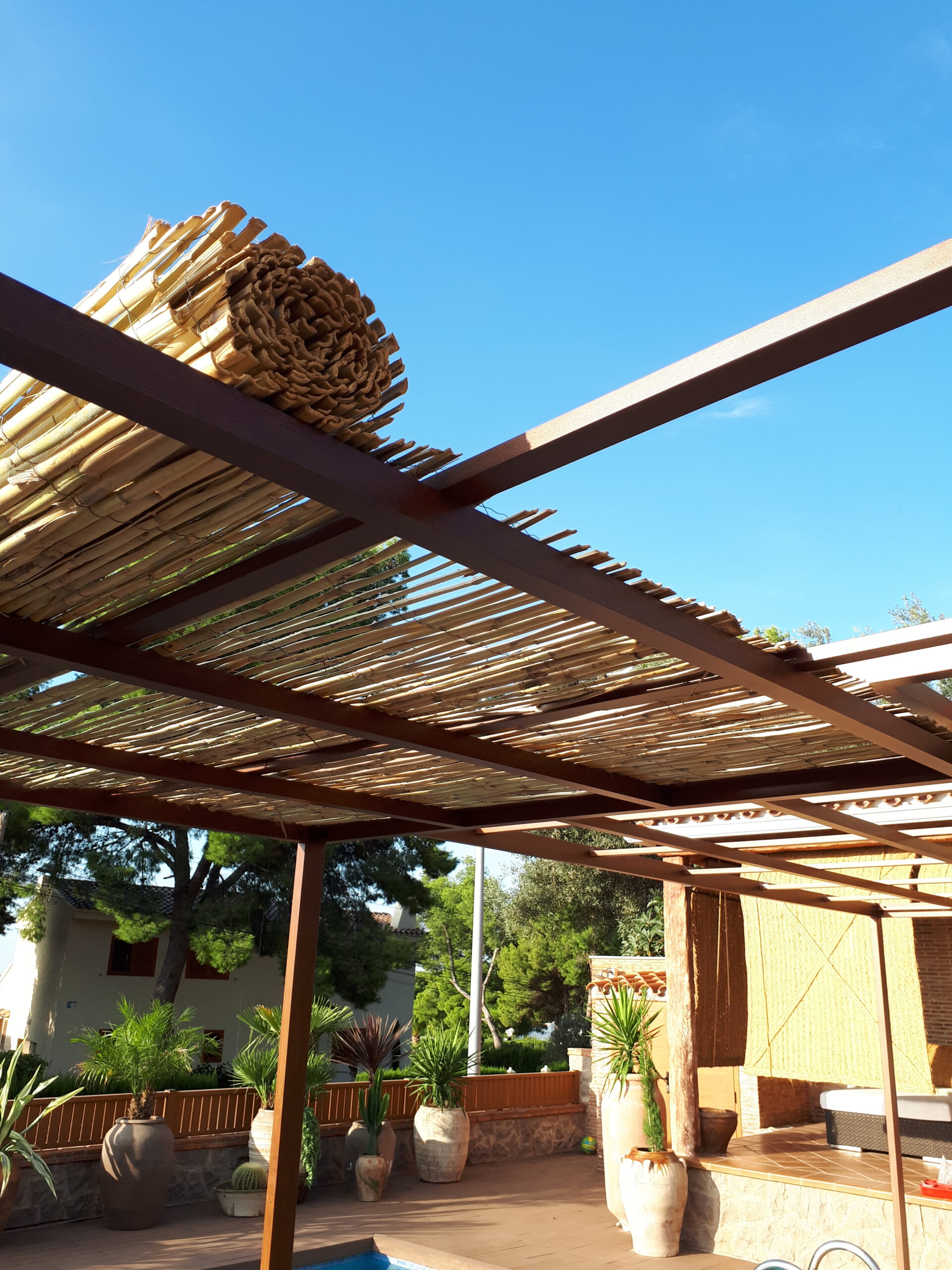 Toldo para exteriores y locales veraniegos de material de techo de paja