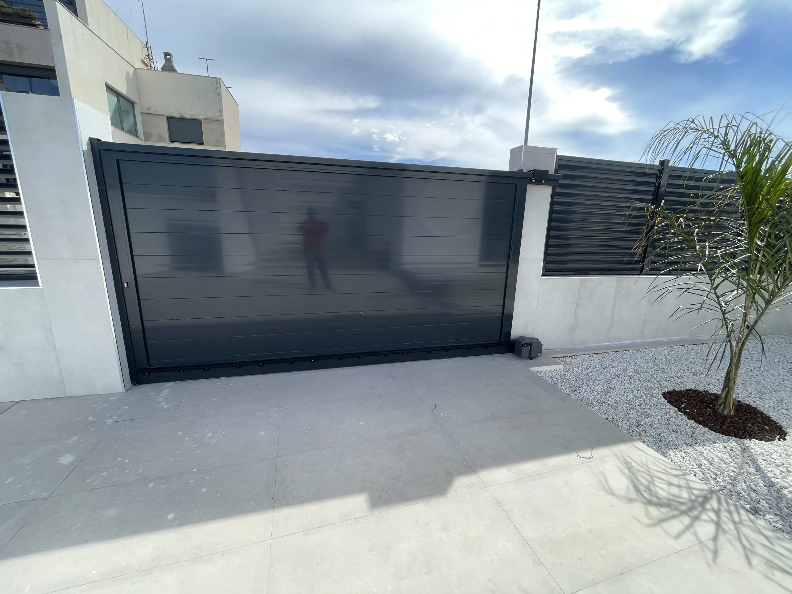 Puerta correders de garaje en acabado en negro azulado marino de metal