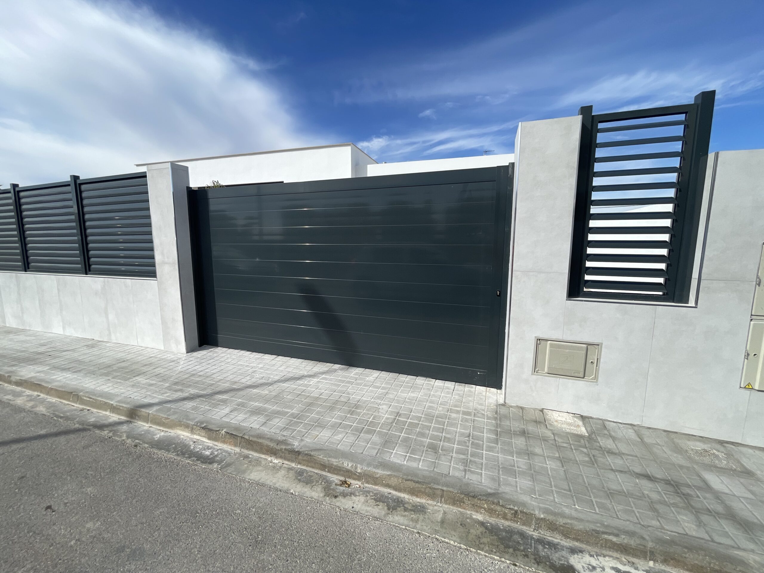 Puerta correders de garaje en acabado en negro azulado marino de metal